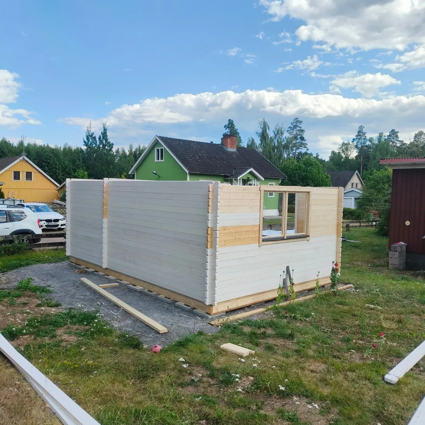 Timmerbyggnad med blandade nya och befintliga stockar under renovering